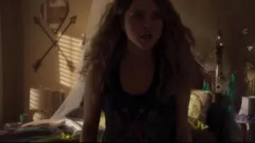 El espejo en forma de corazón de Carly (Anne Winters) en mamá y papá