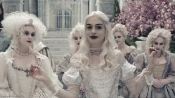 The wig of White Queen (Anne Hathaway) in Alice in wonderland