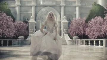 The white dress of White Queen (Anne Hathaway) in Alice in wonderland