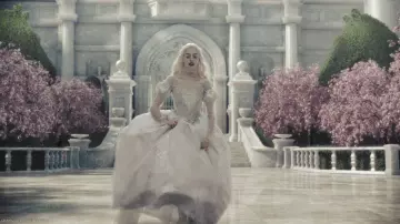 La robe blanche de White Queen (Anne Hathaway) dans Alice au pays des merveilles