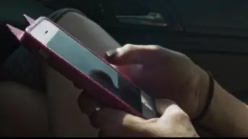 Coque de portable de Carly (Anne Winters) dans Mom and Dad