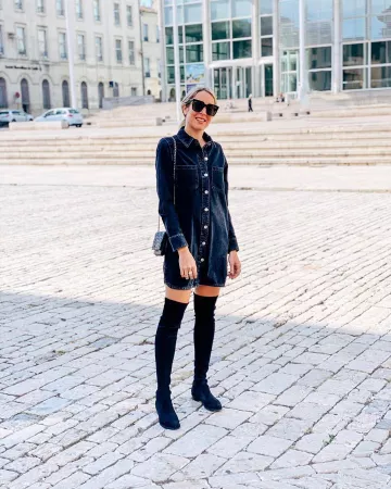 Les cuissardes noires Stuart Weitzman portées par Charlène sur le compte Instagram de @thebabooshka