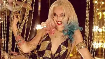La robe de soirée à losanges noirs et dorés portée par Harley Quinn (Margot Robbie) dans Suicide Squad