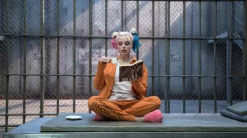 La tenue de prisonnier orange de Harley Quinn (Margot Robbie) dans Suicide Squad