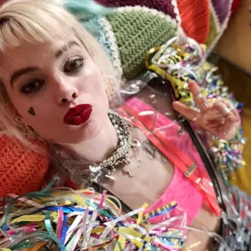 Le collier de Harley Quinn (Birds of Prey) sur le compte Instagram de @margotrobbie