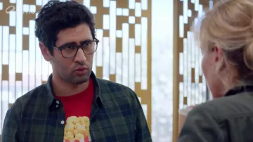 La impimé camiseta roja "slay" que lleva Georges (Mayel Elhajaoui) en Tomorrow nos pertenece