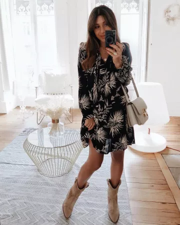 The black dress printed palm Eugenie Ba&sh range by Margaux on the account Instagram of @estherjunelife