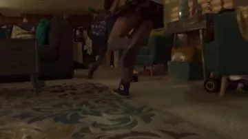 Converse Noire de Carly (Anne Winters) dans Mamá y Papá