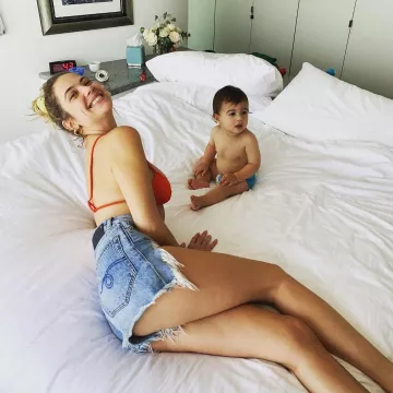 The jean shorts frayed worn by Ashley Benson on the account Instagram of @ashleybenson 