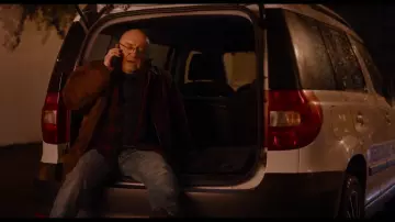 Le manteau marron large du Docteur (Michel Blanc) dans Docteur ?