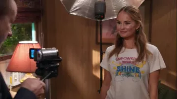 Re/Fait blanc classique briller graphic t-shirt porté par Patty Bladell (Debby Ryan) en Insatiable Saison 2 Épisode 10
