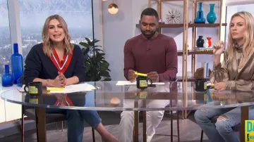 Suéter Vneck a rayas azul marino de Sandro usado por Carissa Loethen Culiner en E! Noticias octubre 15, 2019