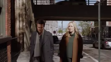 Chaqueta de ajuste de gran tamaño teórica usada por Tory (Kelly Deadmon) en The Affair Temporada 5 Episodio 8