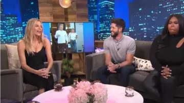 Cinq à sept plumes noires garni de crêpe haut porté par Morgan Stewart sur E! News Le 15 Octobre 2019