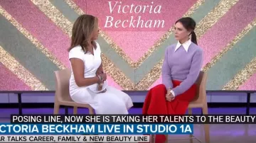 Victoria Beckham violet crew neck jumper pull porté par Victoria Beckham aujourd'Hui, le 15 octobre 2019
