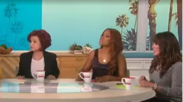 Chaqueta de brocado de leopardo Aqua Luxe usada por Sharon Osbourne en The Talk 15 de octubre de 2019