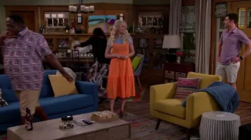 Michael Stars giovanni vestido en camilla usado por Gemma (Beth Behrs) en The Neighborhood Temporada 2 Episodio 4