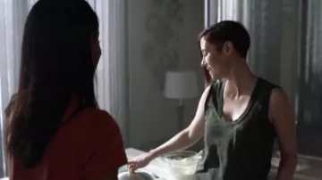 James Perse Carbon Black Tie Dye Vintage Sleeveless Tank Top usado por Alex Danvers (Chyler Leigh) en Supergirl Temporada 5 Episodio 2