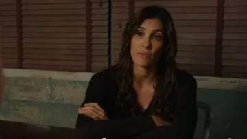 Rag & Bone Noir col en V Manches Longues portées par Kensi Blye (Daniela Ruah) dans NCIS: Los Angeles Saison 11 Épisode 03