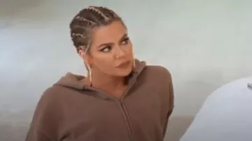 Yeezy Trench Cropped Zip Hoodie usada por ella misma (Khloé Kardashian) en Keeping Up with the Kardashians Temporada 17 Episodio 5