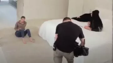 Good American Good Waist Crop Raw Edge Jeans usados por ella misma (Khloé Kardashian) en Keeping Up with the Kardashians Temporada 17 Episodio 5