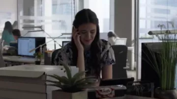 Elie Tahari Yonica Vestido Floral Burnout usado por Nia Nal (Nicole Maines) en Supergirl Temporada 5 Episodio 2