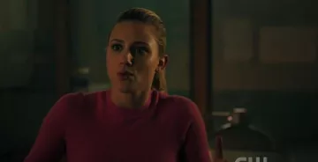  Rose Manches 3/4, Crop Top Pull porté par Betty Cooper (Lili Reinhart) à Riverdale Saison 4 Épisode 2