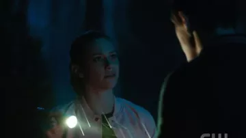 Satin rose Bomber porté par Betty Cooper (Lili Reinhart) à Riverdale Saison 4 Épisode 2