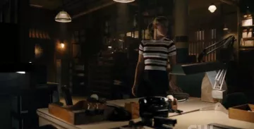 Gris Double Flap Sac à Bandoulière porté par Betty Cooper (Lili Reinhart) à Riverdale Saison 4 Épisode 2