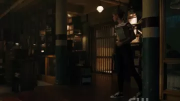  Bleu marine Femmes Chuck Taylor All Star Low-Top Sneakers porté par Betty Cooper (Lili Reinhart) à Riverdale Saison 4 Épisode 2