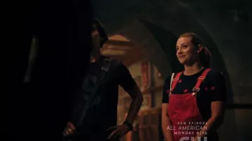Suéter negro de cuello redondo de seda de manga corta en punto usado por Betty Cooper (Lili Reinhart) en Riverdale Temporada 4 Episodio 2  