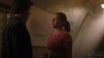Rose Léopard à Manches Courtes Pull porté par Betty Cooper (Lili Reinhart) à Riverdale Saison 4 Épisode 2