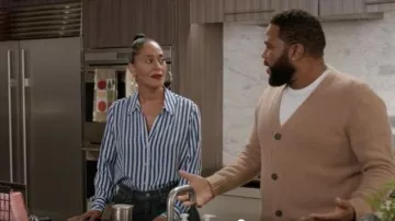 L'Agence Bleu Rayé Shirt porté par arc-en-ciel Johnson (Tracee Ellis Ross), en black-ish Saison 06 Episode 04