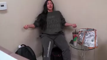 Adidas Calabasas Track Pant usado por ella misma (Kim Kardashian) en Keeping Up with the Kardashians Temporada 17 Episodio 5