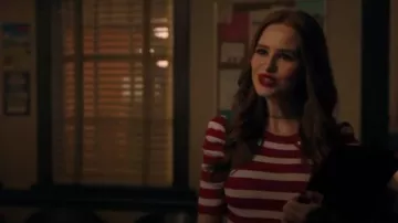 Rayé rouge et Blanc en Haut avec des Manches Ballon porté par Cheryl Fleur (Madelaine Petsch) à Riverdale Saison 4 Épisode 2