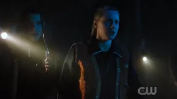 Bleu marine Spongieux Track Veste portée par Betty Cooper (Lili Reinhart) à Riverdale Saison 4 Épisode 2
