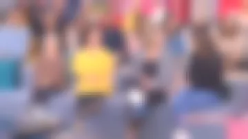 The white sneakers and gold sequins of Faustine Bollaert on It starts today