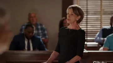 Roland Mouret Noir Etty Robe portée par Roland Mouret Noir Etty Robe (Wendie Malick) à Bluff City de la Loi Saison 1 Épisode 4