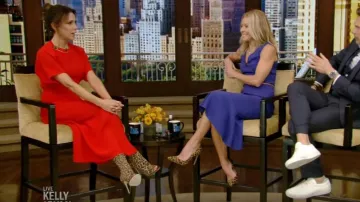 Victoria Beckham Batwing Plis Avant Midi habit porté par Victoria Beckham à VIVRE avec Kelly et Ryan 16 octobre 2019