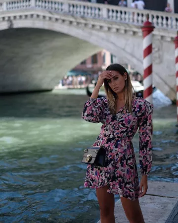 Balmain Bolso Negro usado por Elisa Taviti en la cuenta de Instagram @elisataviti