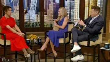 Victoria Beckham Cobalt Ourlet à Volants avec Ceinture Midi Robe portée par Kelly Ripa sur le LIVE avec Kelly et Ryan 16 octobre 2019