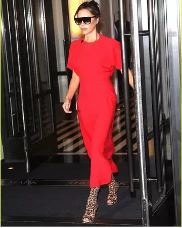 Victoria Beckham Batwing Midi habit porté par Victoria Beckham, la Ville de New York, le 16 octobre 2019