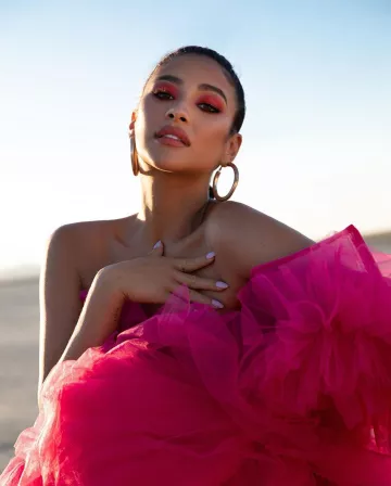 The creole golden and Shay Mitchell on the account Instagram of @shaymitchell