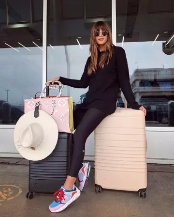 Les sneakers multicolores de Shay Mitchell sur le compte Instagram de @shaymitchell