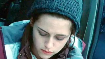 The bonnet of Bella Swan (Kristen Stewart) in Twilight, chapitre 1 : Fascination