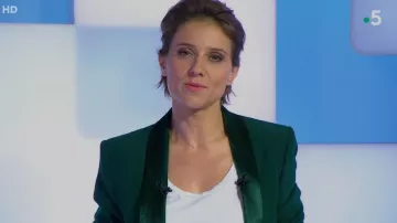 The jacket smocking, closure with a button, lapels satin Melanie Taravant in C to tell the 17.10.2019