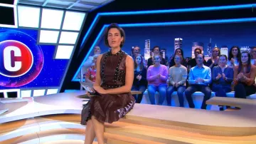 El vestido burdeos con remaches metálicos planos y medias plisadas de Alessandra Sublet en C'est Canteloup