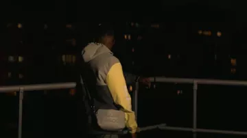 La sudadera con capucha Human With Attitude de Timal en su clip Cavaler