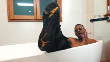 El par de zapatillas Nike Jordan en negro / amarillo / azul oscuro usadas por Timal en su clip de 4th Report