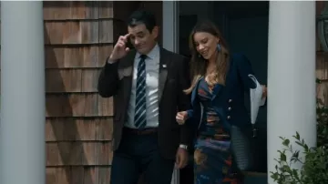 Smythe Asymmetrical Wrap Blazer usado por Gloria Delgado-Pritchett (Sofía Vergara) en Modern Family Temporada 11 Episodio 4